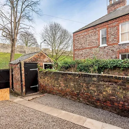 Ground Floor Nunnery Bright, Beautiful Flat With Garden In - Pass The Keys Apartament