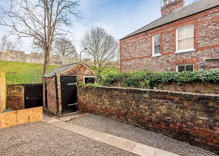 Ground Floor Nunnery Bright, Beautiful Flat With Garden In - Pass The Keys Apartament