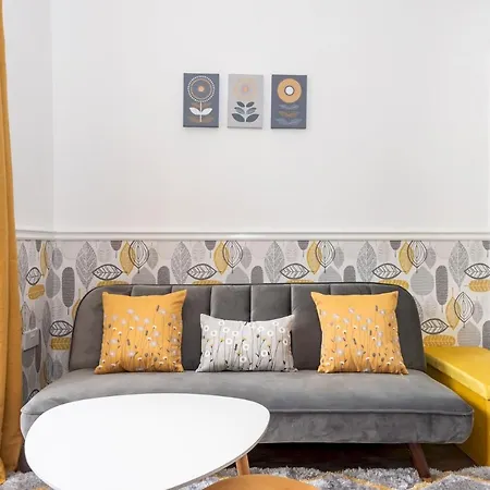 Apartment Ground Floor Nunnery Bright, Beautiful Flat With Garden In - Pass The Keys *