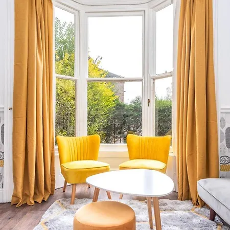 Apartment Ground Floor Nunnery Bright, Beautiful Flat With Garden In - Pass The Keys *