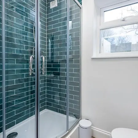 Apartment Ground Floor Nunnery Bright, Beautiful Flat With Garden In - Pass The Keys