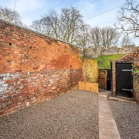 Ground Floor Nunnery Bright, Beautiful Flat With Garden In - Pass The Keys