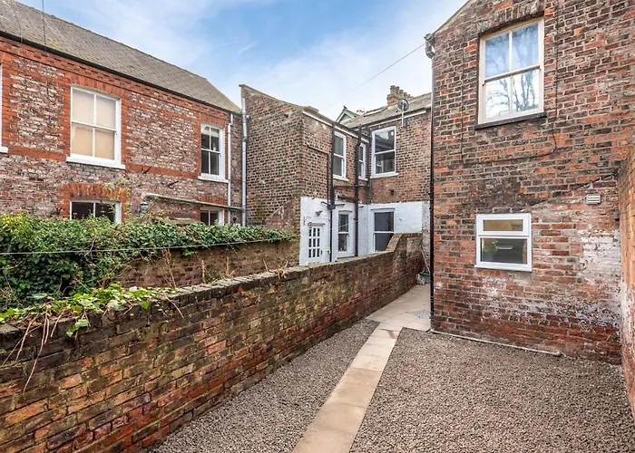 Ground Floor Nunnery Bright, Beautiful Flat With Garden In - Pass The Keys *