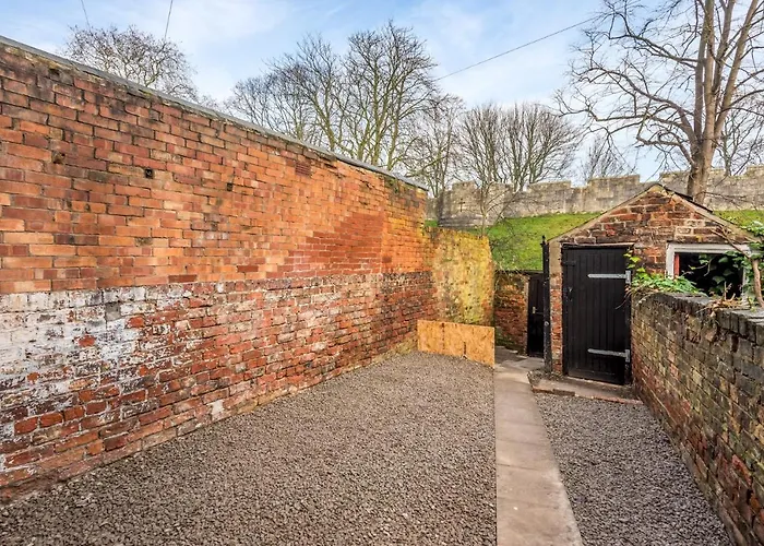 Ground Floor Nunnery Bright, Beautiful Flat With Garden In - Pass The Keys