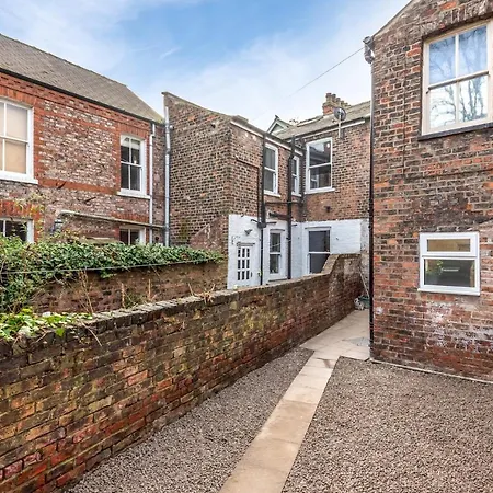 Ground Floor Nunnery Bright, Beautiful Flat With Garden In - Pass The Keys *